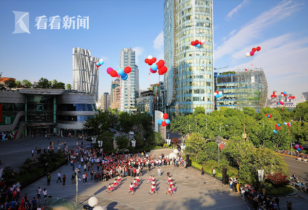 上海市学生艺术团仲盛舞蹈团的学生们为祖国母亲放飞多彩的祝福（吴平摄）