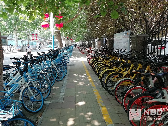 济南火车站附近的共享单车停放处，小黄车数量较少。摄影：每经记者 彭斐