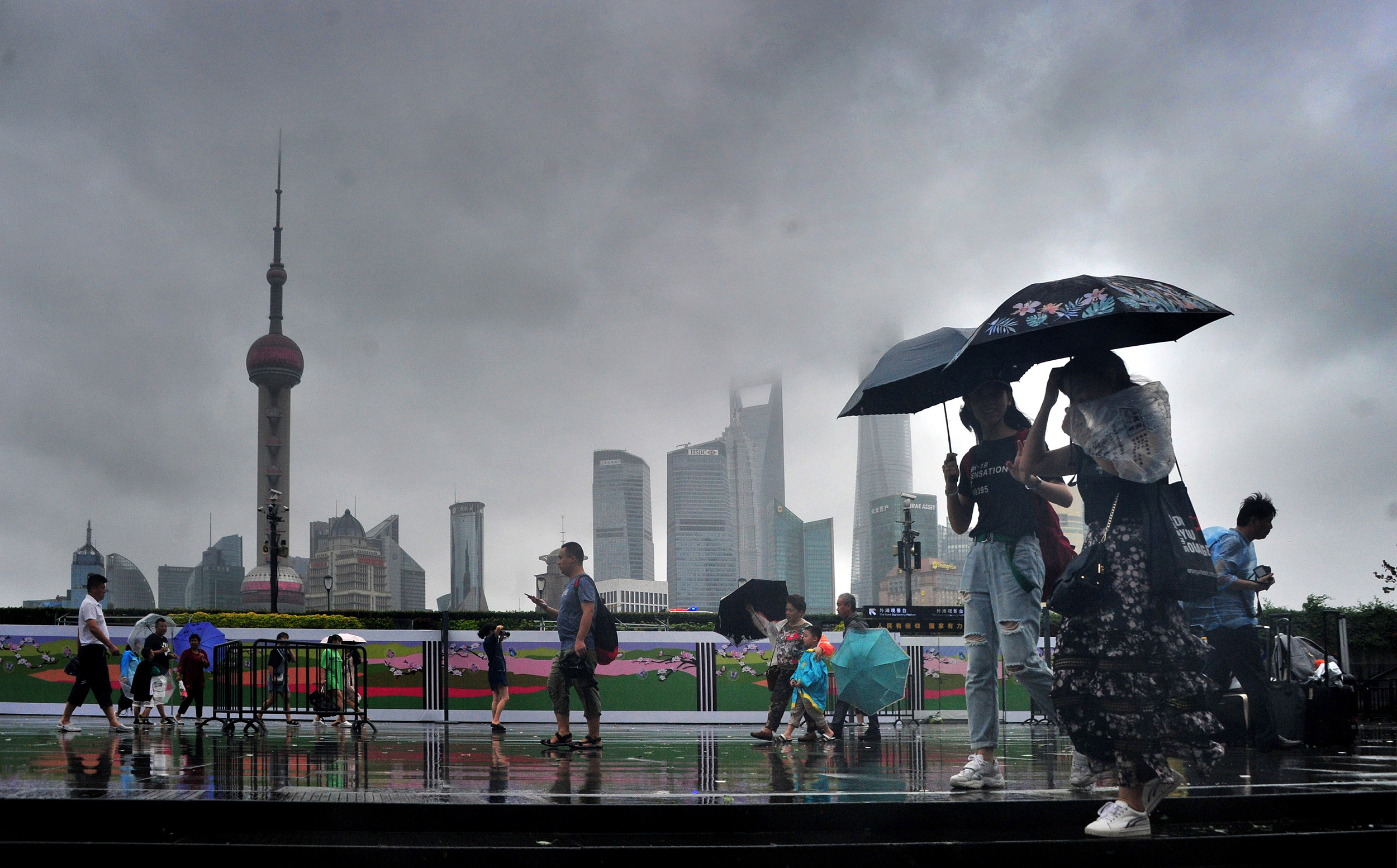 上海部分地区普降大雨，雨水为城市送来难得“清凉”_大暴雨_王竟_稿件