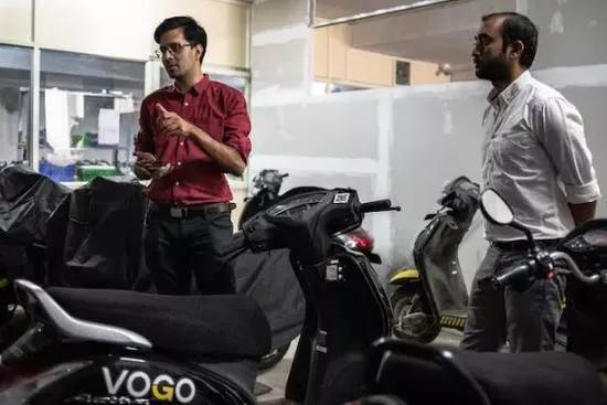 图注:Vogo 的首席执行官(左)阿南德·艾亚杜拉