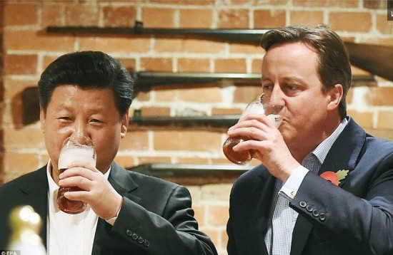 习近平与英国前首相卡梅伦一同品尝格林王旗下的印度淡色艾尔啤酒
