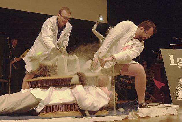 哈佛大学讲师丹尼尔·罗森伯格（左）在2001年搞笑诺贝尔奖颁奖典礼上对同事尼尔斯·索伦森进行“胸口碎大石”，后者当时躺在钉床上