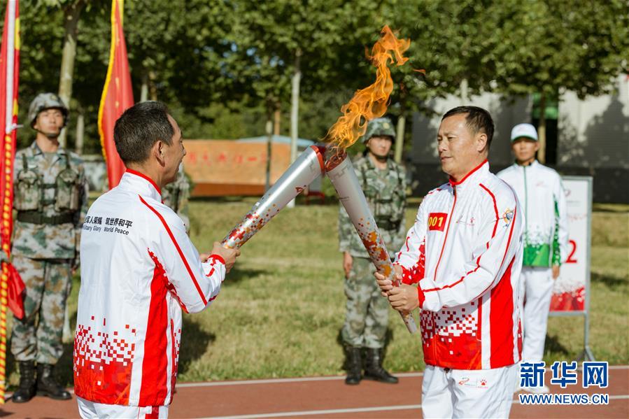 (体育)(2)第七届世界军人运动会火炬传递活动第二站在“开国大典红一师”举行