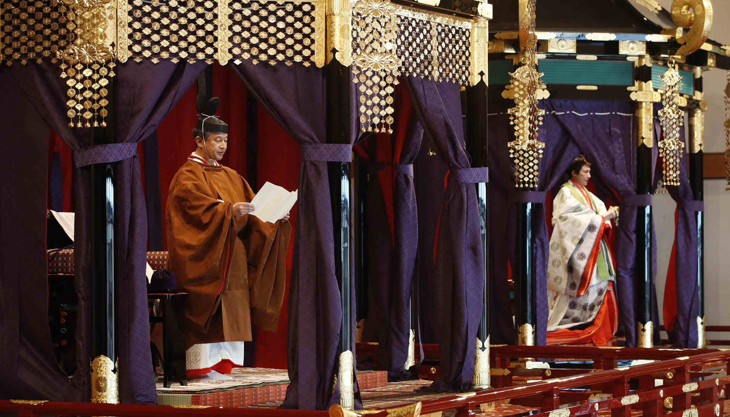 日本天皇行即位礼，站上8吨重“高御座”讲话称要遵守宪法|界面新闻· 天下