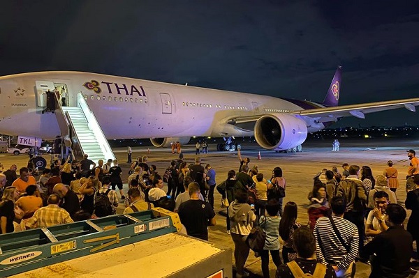 机上乘客在曼谷素万那普机场滞留