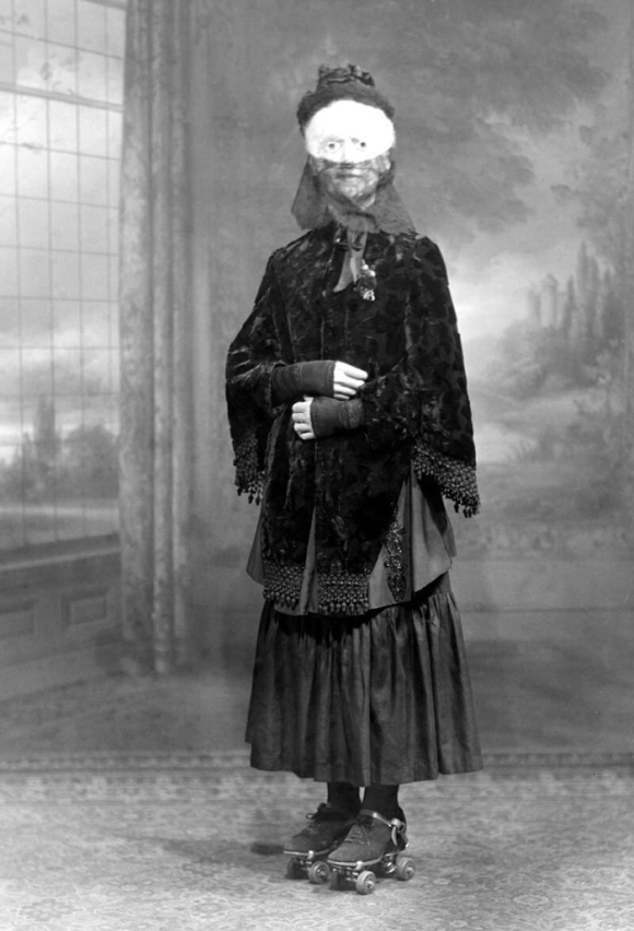 约1910年,穿着轮滑鞋,用面具装扮自己的女人