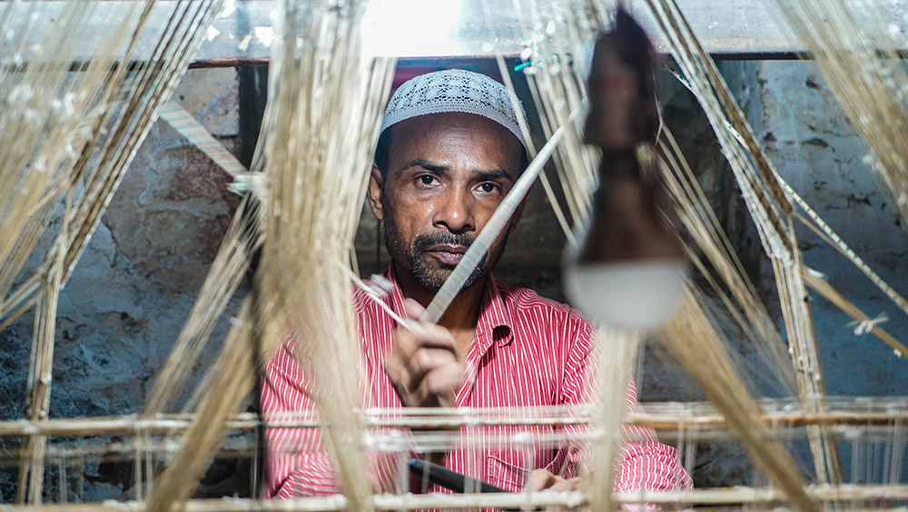 快时尚冲击下的丝帛纱丽 印度圣城瓦拉纳西的最后一代手织工 界面新闻 影像