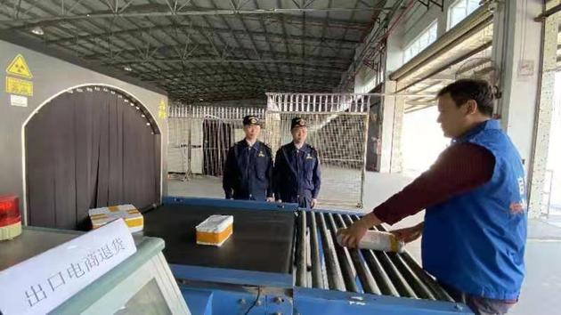 黄埔海关所属沙田海关关员通过CT设备检查退货包裹。（图片来源：海关总署）