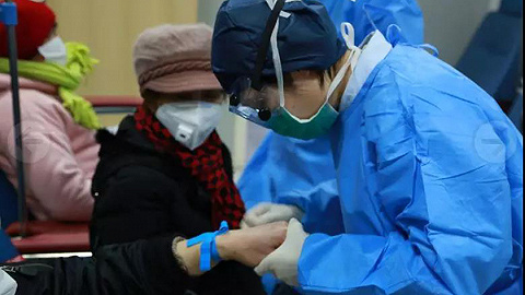 上海医务工作者坚守一线抗击新冠肺炎