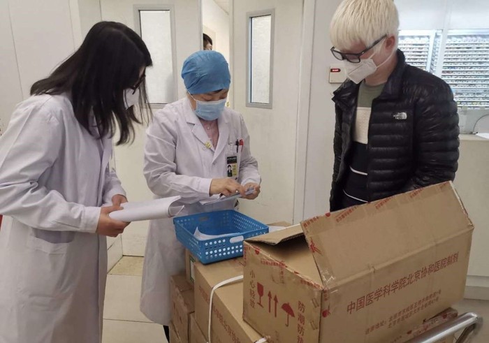 志愿者在协和医院取药