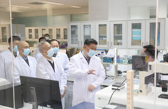 3月2日,习近平在北京考察新冠肺炎防控科研攻关工作。这是习近平在军事医学研究院重大疫情应急防控药物研究室了解疫苗和抗体研制情况。