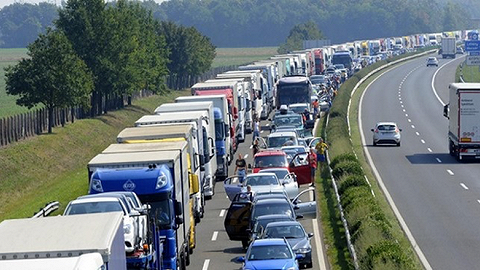【深度】欧盟公路物流因疫情濒临崩溃，货车司机苦等十几小时过关