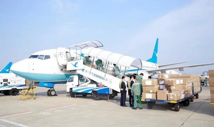 航空:支持航空公司增開全貨運航線航班,使用客機執行貨運航班.