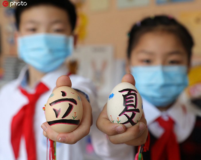 2020年5月4日，浙江省诸暨市海亮小学学生在展示手绘的“立夏”彩蛋。（骆善新/IC photo）