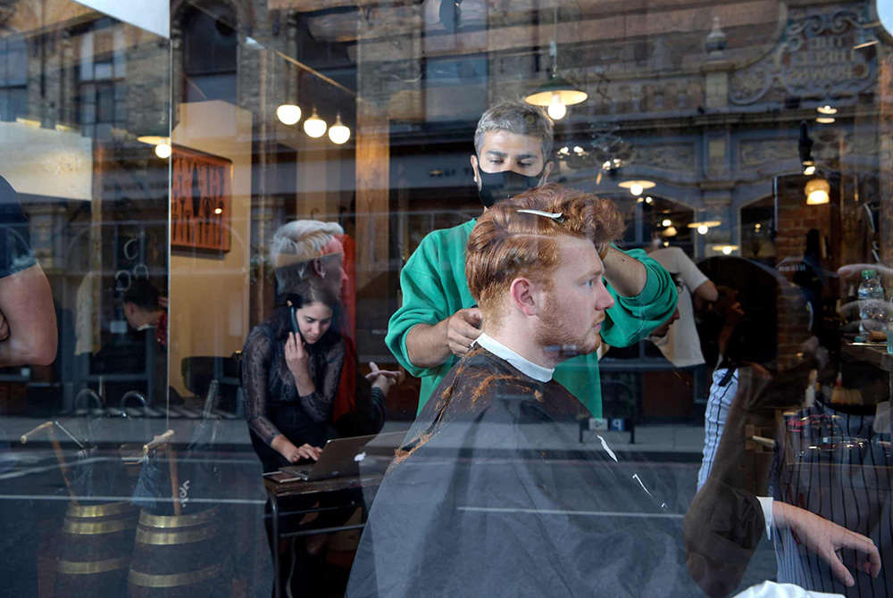 摄影师克里斯蒂安·辛尼巴尔迪走访了五家理发店,见到了第一批需要