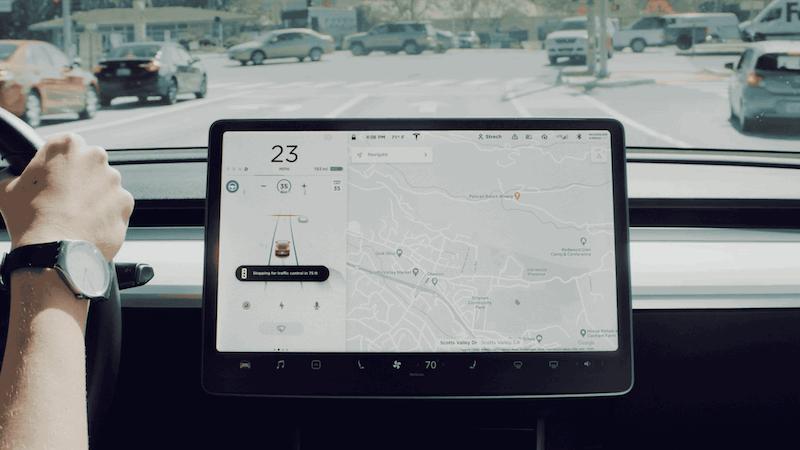 特斯拉挑战北京雨天:被五个红绿灯整傻眼了?