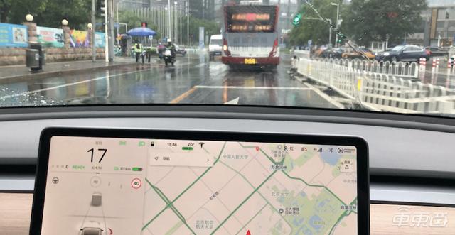 特斯拉挑战北京雨天：被五个红绿灯整傻眼了？
