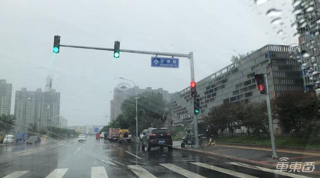 特斯拉挑战北京雨天:被五个红绿灯整傻眼了?