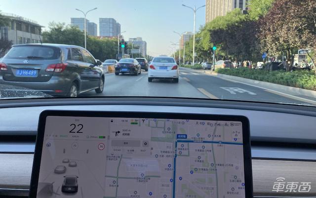 特斯拉挑战北京雨天:被五个红绿灯整傻眼了?