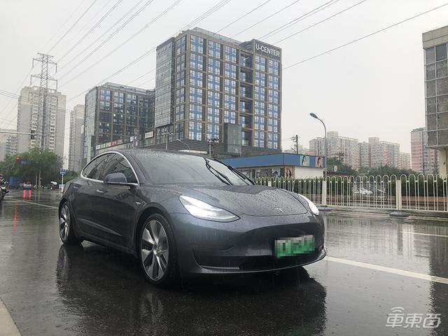 特斯拉挑战北京雨天:被五个红绿灯整傻眼了?