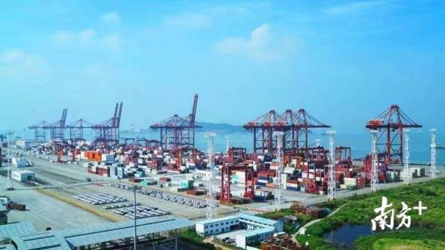 深圳港是全球第四大集装箱枢纽港