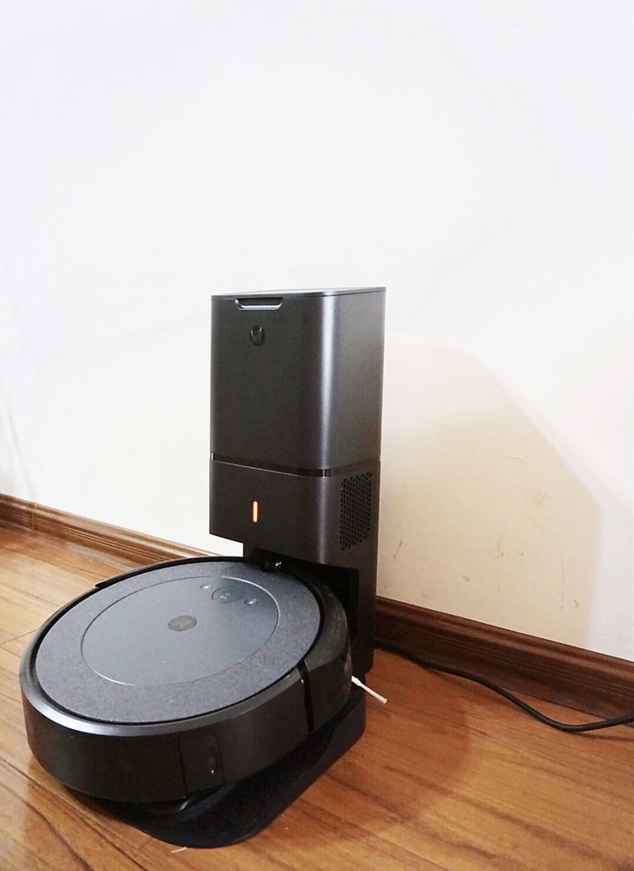 iRobot Roomba i4+扫地机器人体验：颜值提升，自动倒垃圾成亮点| 界面新闻