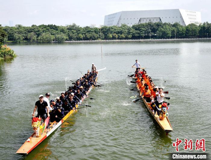 资料图：福州举行龙舟竞渡。　林玮东 摄