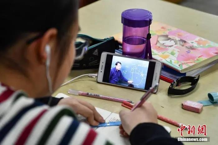 资料图：一位学生在图书馆自习室内写作业。a target='_blank' href='http://www.chinanews.com/'p中新社/a记者 任东 摄