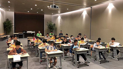 【特写】暑假期间孩子怎么托管？中国第一高楼自办暑托班