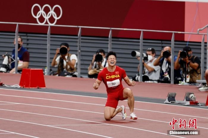 当地时间8月1日，东京奥运会男子百米半决赛上，中国飞人苏炳添以9秒83创下亚洲纪录，刷新个人最好成绩，成功晋级决赛，他也是首个进入奥运会决赛的中国飞人。a target='_blank' href='http://www.chinanews.com/'p中新社/a记者 富田 摄