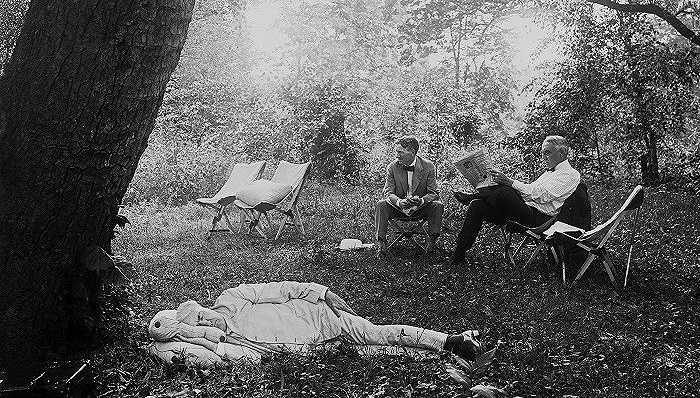1921年7月19日，爱迪生在马里兰州的一棵树下小憩，沃伦·G·哈丁总统坐在马扎上读报，身旁是实业家哈维·费尔斯通。图片来源：Everett Collection Inc/Alamy Stock Ph(photo:JieMian)