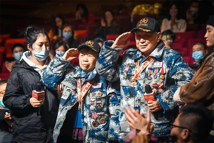 志愿军老战士王新善(右)、庄瑾(左)