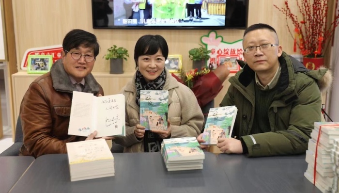 为留守儿童送“精神食粮”，这位渐冻人向“上海阿爸”捐赠100册小说《云顶》