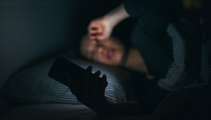 近一半年轻人熬夜至零点以后，工作压力是睡眠问题的首要原因