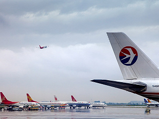 东航一波音737客机在广西梧州坠毁，机上共132人