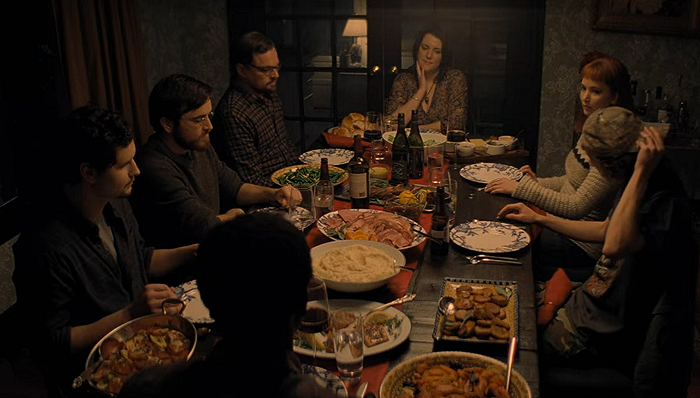在《不要抬头》的结束处，剧中主要人物齐聚一堂共进最后的晚餐。图片来源：Netflix(photo:JieMian)