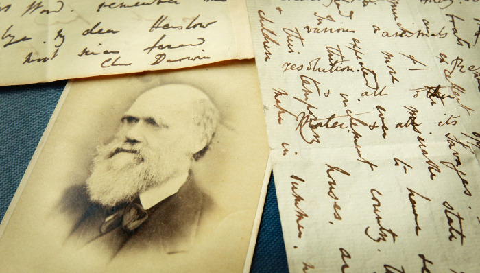 达尔文与他的亲笔信（图片来源：视觉中国）(photo:JieMian)