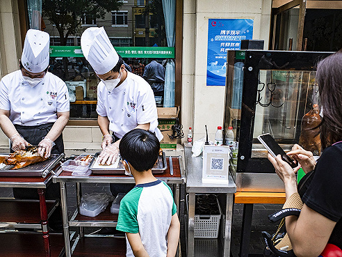 【图集】北京继续“暂停堂食”：餐饮店门口摆摊，顾客路边野餐