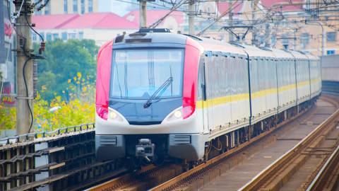 【特写】上海地铁复运第一天，他们登上了首班列车