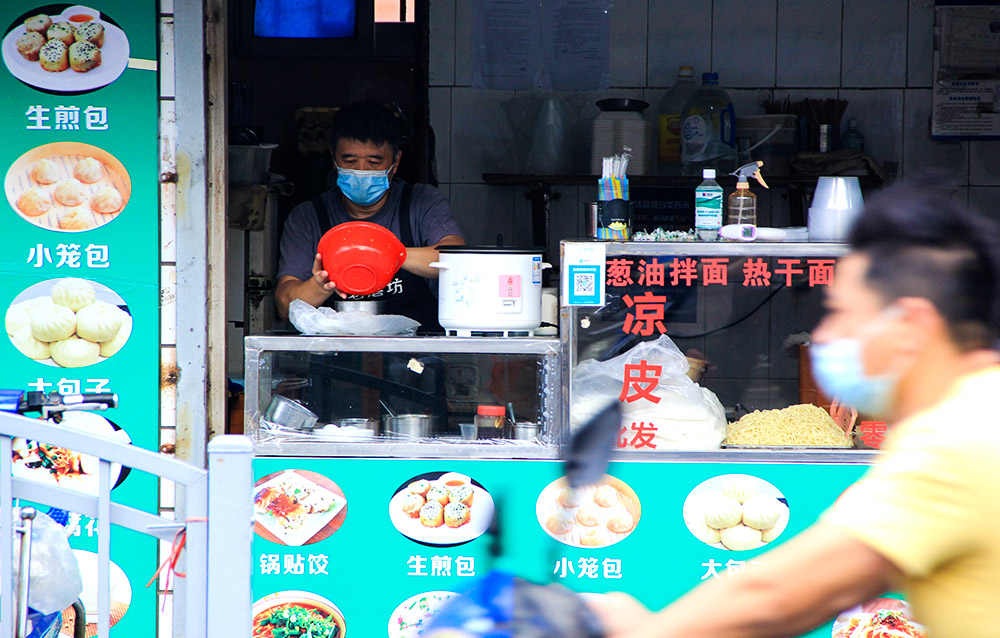 【图集】上海市民恢复线下消费：生煎包热气腾腾，路边酒吧座无虚席
