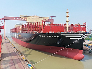 最强“带货王”迎来升级版，全球最大集装箱船出坞 | 十年中国造②