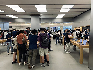 iPhone 14發售日：北上深蘋果店排隊熱度不減，最多排了200人