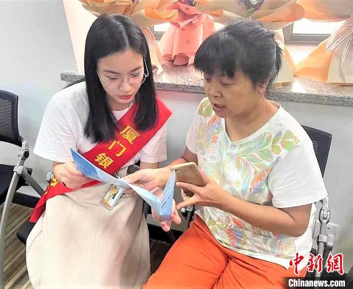 厦门银行宁德分行工作人员为台胞解读政策。 厦门银行宁德分行 供图