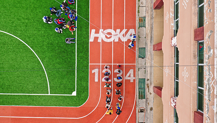 13万跑者参与，HOKA在海拔4000米的“天空之城”铺设爱心跑道