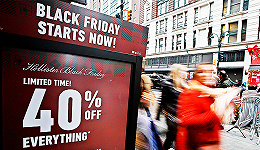 【图集】美国“黑色星期五”进行时：在线销售额创纪录，人们正背负信用卡债务购物