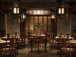 “菈朵芮·Ladurée”开上海旗舰店带来招牌马卡龙，歌帝梵推出兔年新春限量版巧克力 | 美食情报