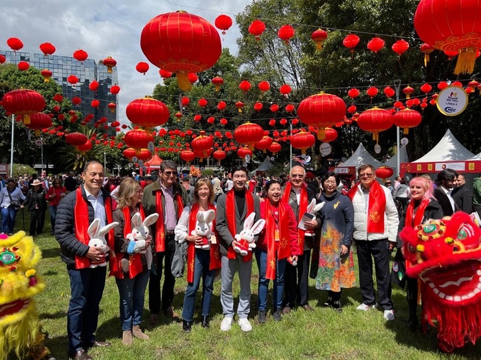 参加兔年春节庙会的中国哥伦比亚嘉宾。中国驻哥伦比亚使馆供图