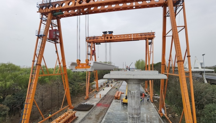直通华为研发基地，上海轨道交通17号线西延伸段开始架梁施工