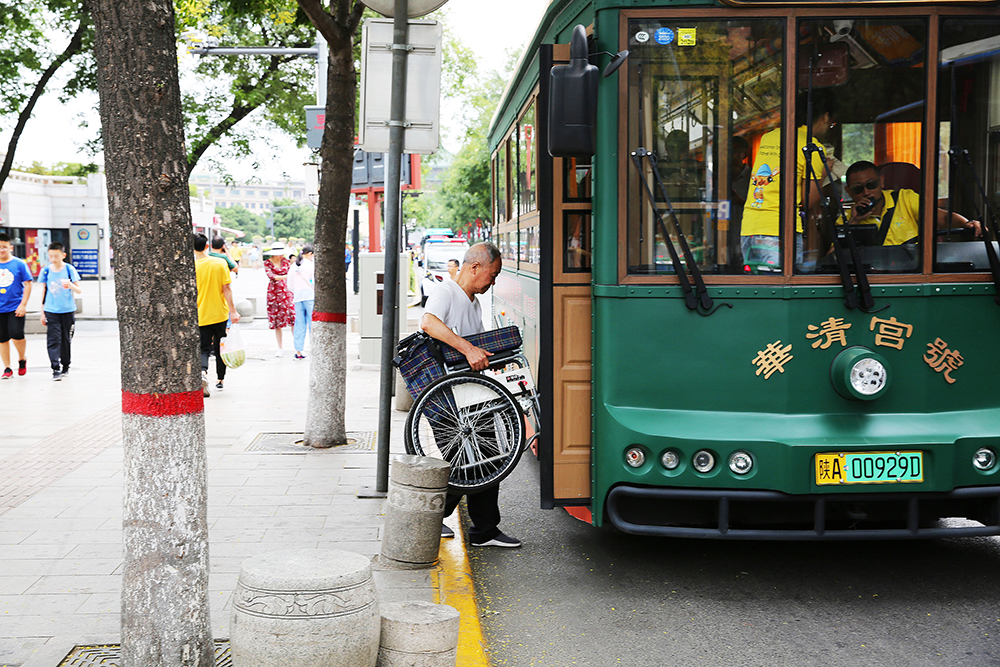 【图集】从真皮座椅到“火锅巴士”：冲击之下，夹缝中的公交车