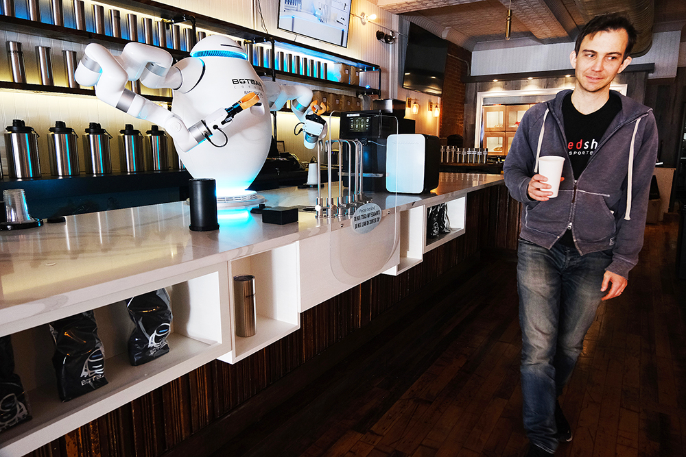 每周奇趣掠影丨美国纽约咖啡店首现机器人咖啡师；印尼举行沐佛仪式